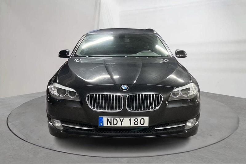 Grå Begagnad 2013 BMW 520 Kombi | 119 000 kr (Superpris) - Bild 1/4