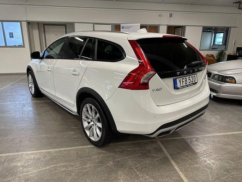 Begagnad Volvo V60 CC 190 HK (139 kW) 2016 Vit Kombi