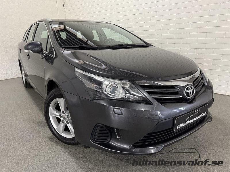 Mörkgrå Begagnad 2015 Toyota Avensis Life Kombi | 99 900 kr (Marknadspris) - Bild 1/4