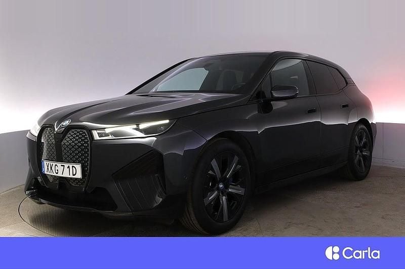 Grå Begagnad 2022 BMW iX Sport Line SUV | 488 900 kr (Bra pris) - Bild 1/4