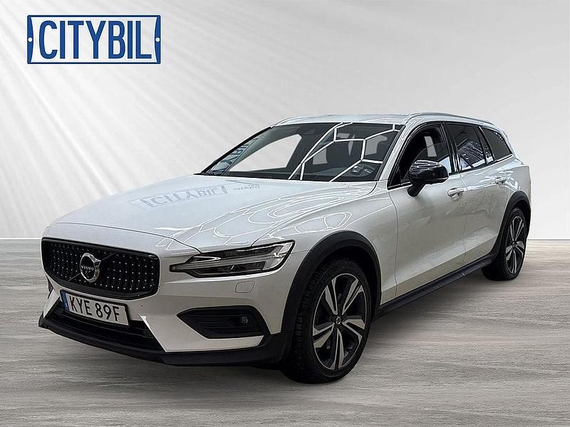 Vit Begagnad 2022 Volvo V60 CC Pro Kombi | 319 000 kr (Marknadspris) - Bild 1/4