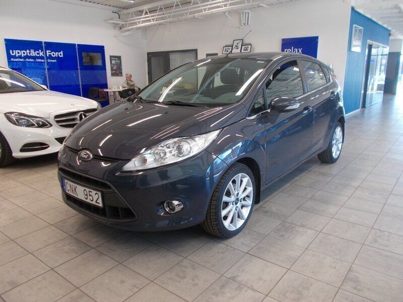 Grå (grå met) Begagnad 2011 Ford Fiesta Sport Halvkombi | 74 400 kr (Dyr) - Bild 1/4