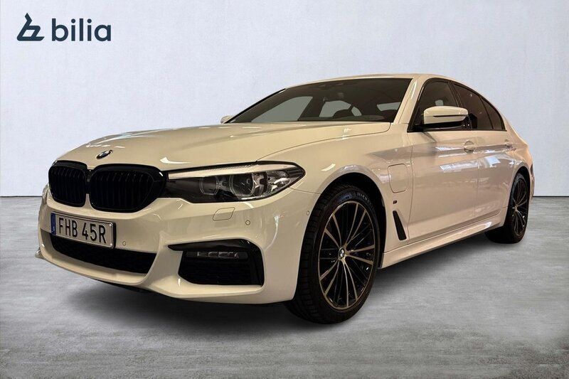 Vit Begagnad 2020 BMW 530e iPerformance Sedan | 349 900 kr (Marknadspris) - Bild 1/4