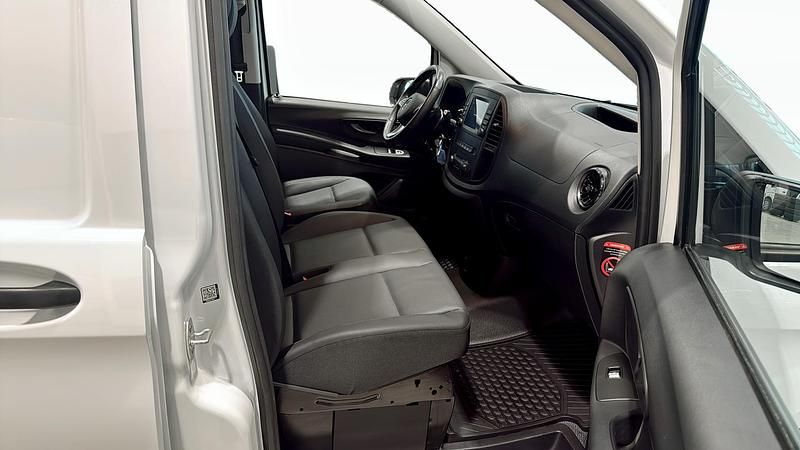 Begagnad Mercedes Vito 163 HK (119 kW) 2023 Svart Van
