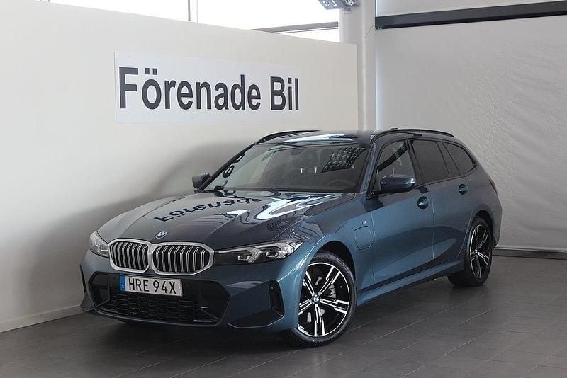 Blå (arctic race blå metallic) Begagnad 2024 BMW 330e M Sport Kombi | 519 000 kr (Marknadspris) - Bild 1/4