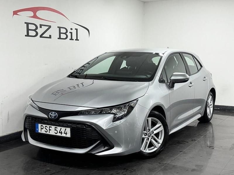 Silver Begagnad 2022 Toyota Corolla Hybrid Active Halvkombi | 199 900 kr (Marknadspris) - Bild 1/4