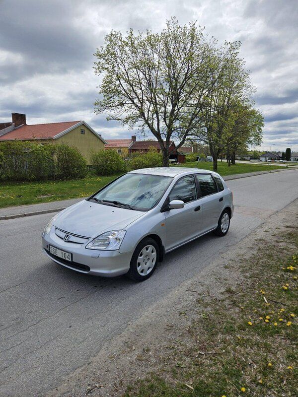 Grå Begagnad 2001 Honda Civic Halvkombi | 25 000 kr (Marknadspris) - Bild 1/3