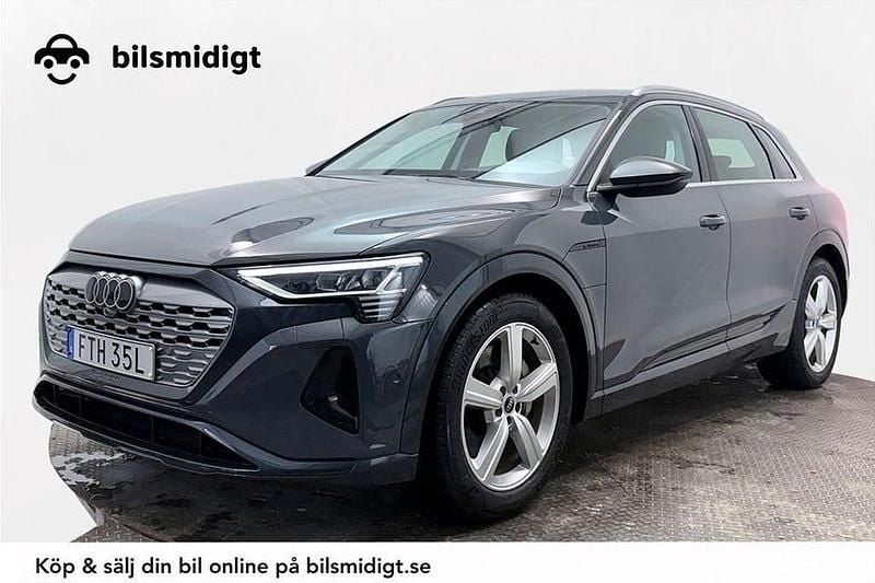 Grå Begagnad 2023 Audi Q8 e-tron SUV | 474 800 kr (Bra pris) - Bild 1/3