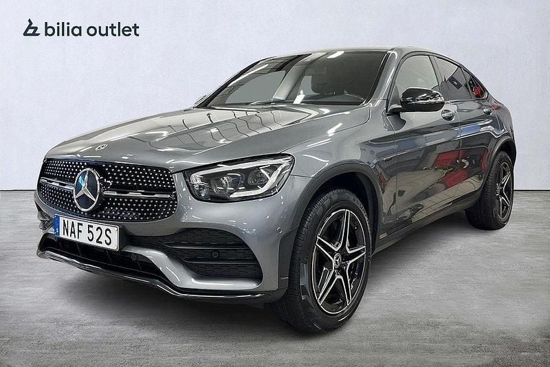 Grå Begagnad 2020 Mercedes GLC300e AMG line Sportkupé | 489 900 kr (Bra pris) - Bild 1/3
