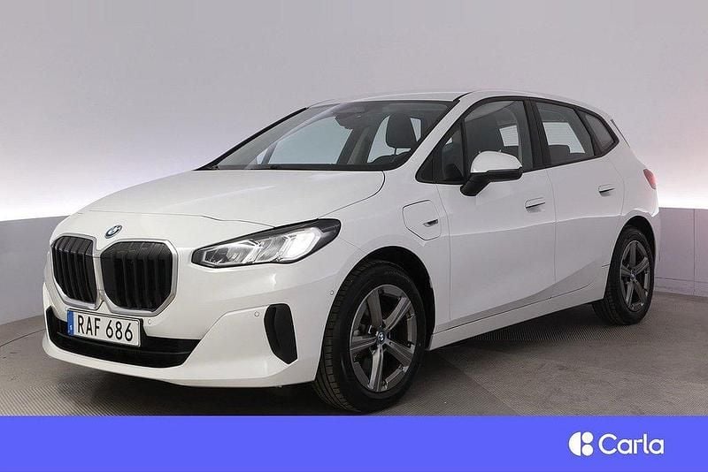 Vit Begagnad 2023 BMW 230e Active Tourer Minibuss | 345 900 kr - Bild 1/4