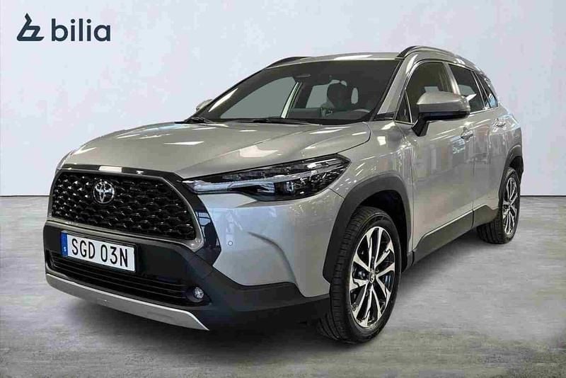 Grå Begagnad 2023 Toyota Corolla Cross Style SUV | 399 800 kr (Marknadspris) - Bild 1/1