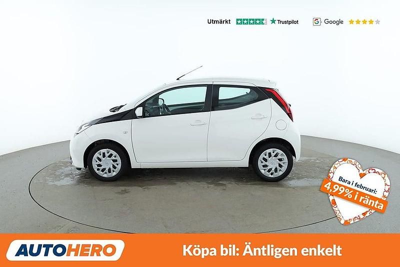 Begagnad Toyota Aygo X-play 72 HK (52 kW) 2020 Vit Halvkombi