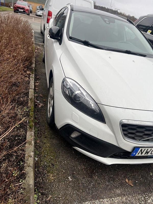 Vit Begagnad 2014 Volvo V40 CC Momentum Kombi | 159 900 kr (Marknadspris) - Bild 1/4