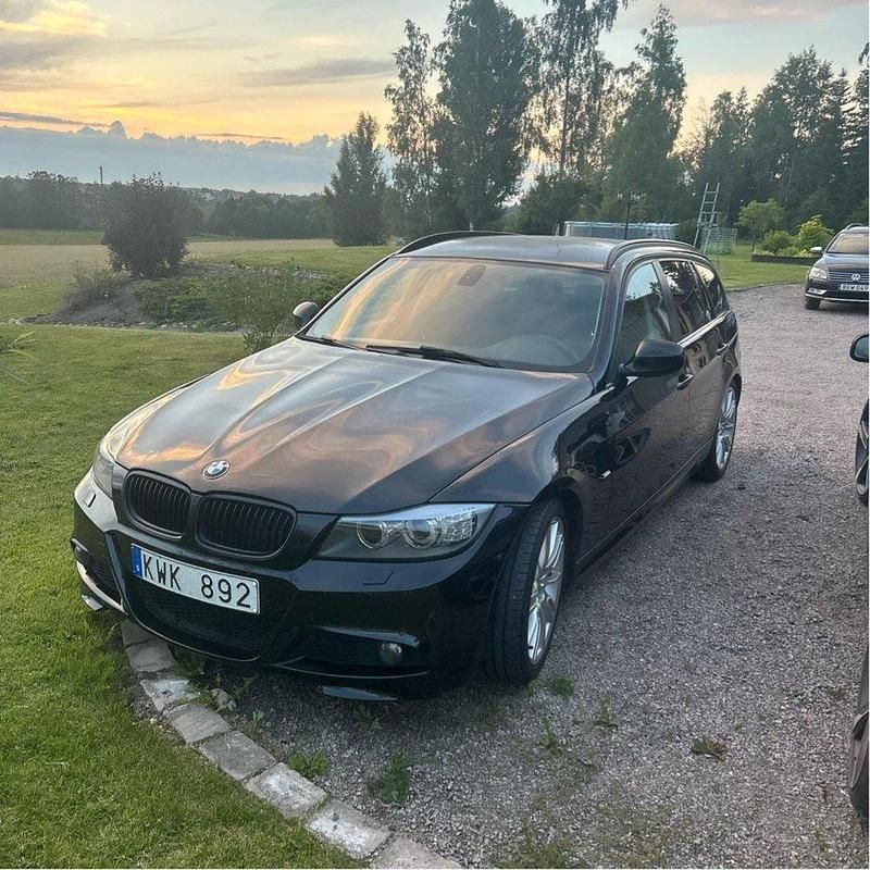 Svart Begagnad 2011 BMW 320 Comfort Edition Kombi | 75 000 kr (Marknadspris) - Bild 1/4