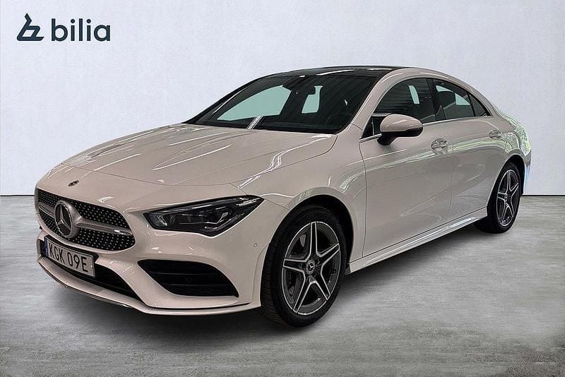 Vit Begagnad 2022 Mercedes CLA250e AMG line Sedan | 359 900 kr (Bra pris) - Bild 1/4