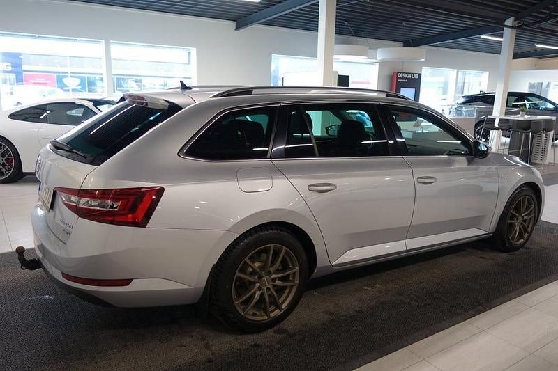 Begagnad Skoda Superb Business Line 190 HK (139 kW) 2019 Silver Kombi