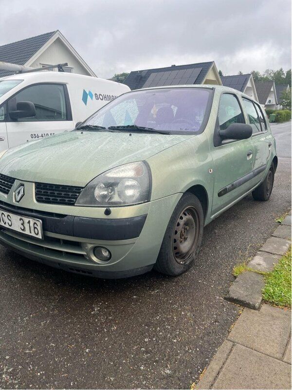 Grön Begagnad 2003 Renault Clio II Expression Halvkombi | 14 000 kr (Bra pris) - Bild 1/4