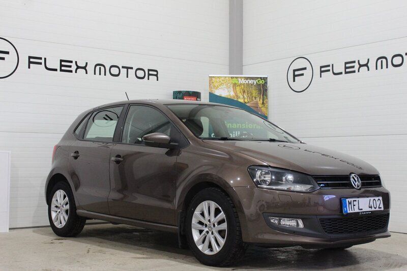 Mörkbrun Begagnad 2011 VW Polo Comfortline Halvkombi | 69 800 kr (Marknadspris) - Bild 1/4