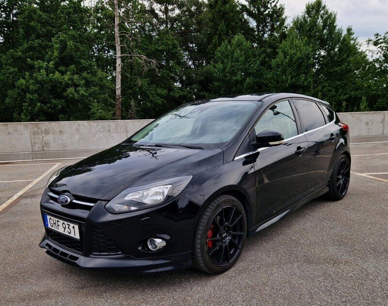 Svart Begagnad 2014 Ford Focus Titanium Halvkombi | 90 000 kr (Marknadspris) - Bild 1/4