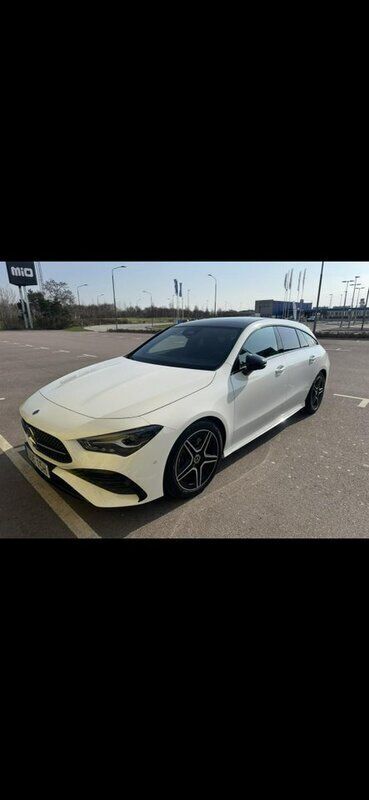 Vit Begagnad 2024 Mercedes CLA200 Shooting Brake AMG Kombi | 375 000 kr (Marknadspris) - Bild 1/2