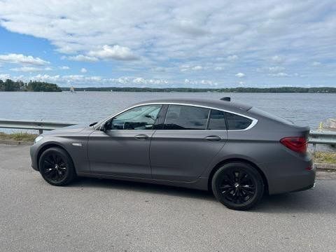 Grå Begagnad 2013 BMW 530 Gran Turismo M Sport Halvkombi | 169 000 kr (Marknadspris) - Bild 1/4