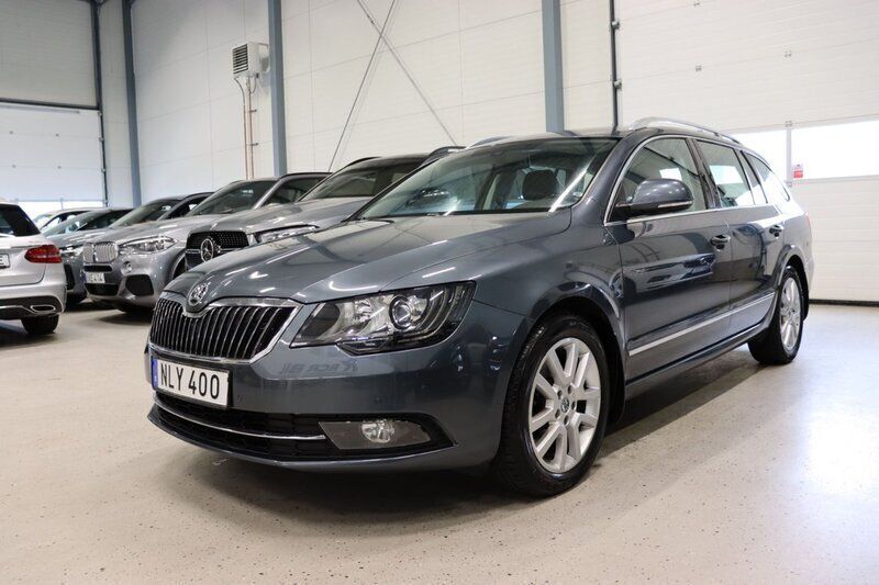 Grå Begagnad 2015 Skoda Superb Business Line Kombi | 154 900 kr (Bra pris) - Bild 1/4