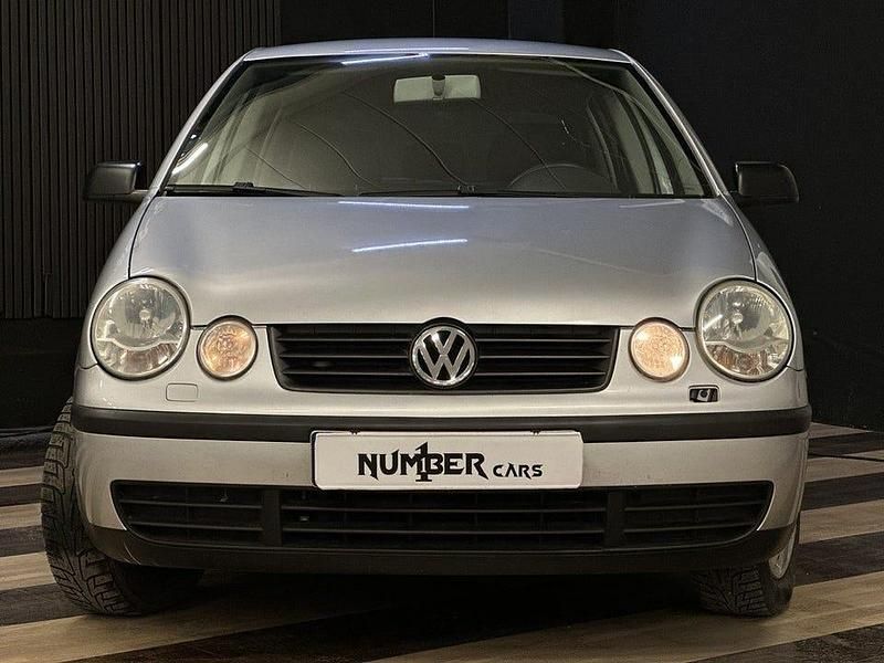Begagnad VW Polo Basis 75 HK (55 kW) 2003 Silver Halvkombi