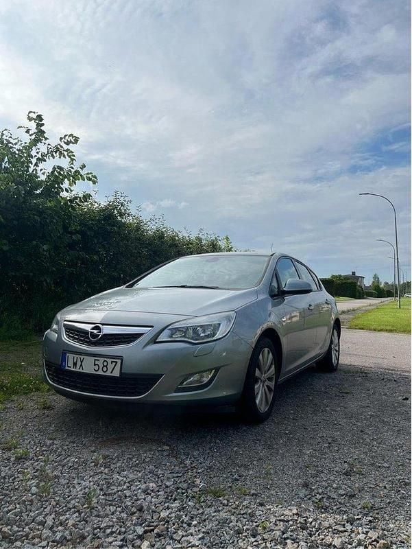 Grå Begagnad 2011 Opel Astra Enjoy Halvkombi | 64 900 kr (Marknadspris) - Bild 1/4