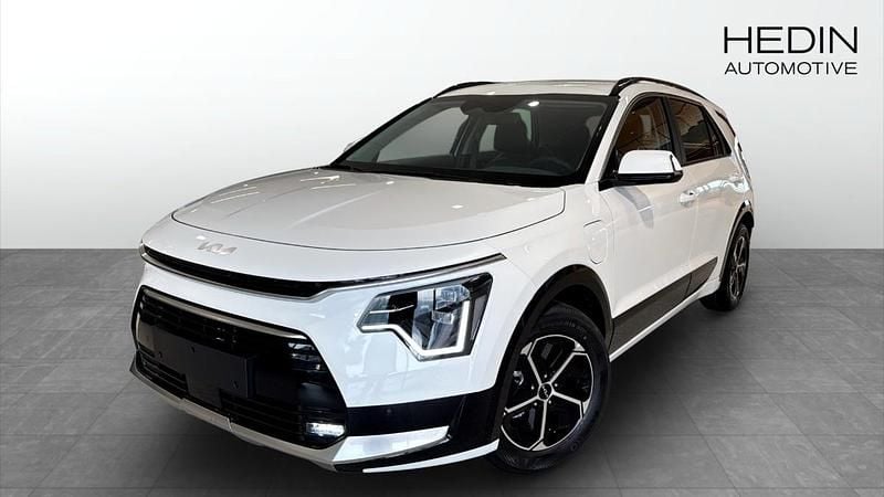 Vit (white) Ny 2025 Kia Niro 3 SUV | 431 100 kr (Marknadspris) - Bild 1/4