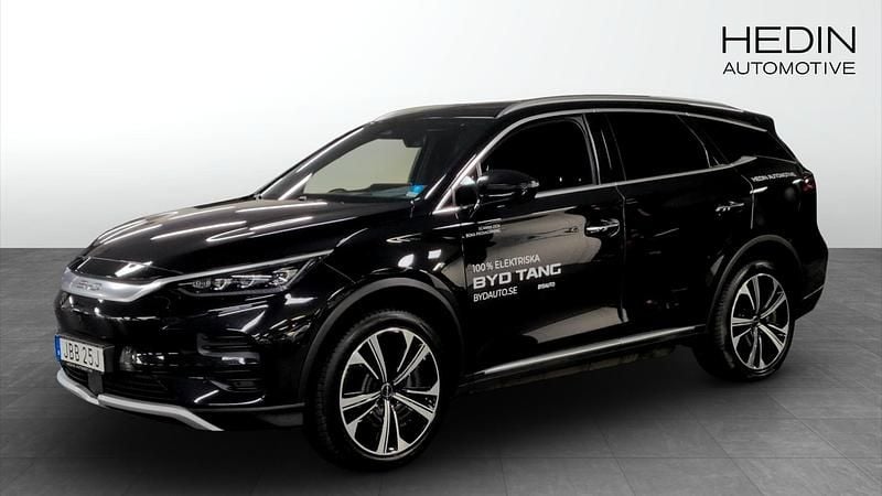 Svart (black) Begagnad 2024 BYD Tang SUV | 599 900 kr (Marknadspris) - Bild 1/4