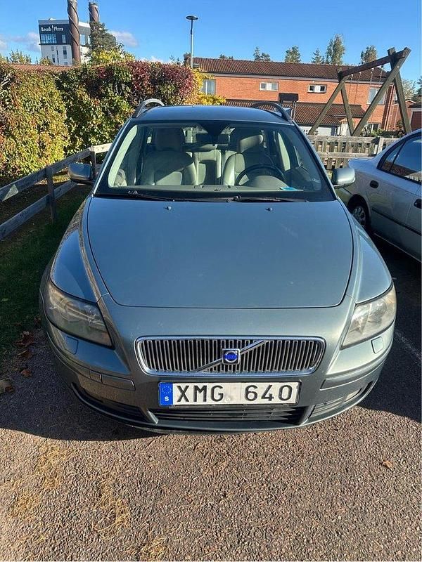 Grå Begagnad 2005 Volvo V50 Kinetic Kombi | 29 900 kr (Bra pris) - Bild 1/4