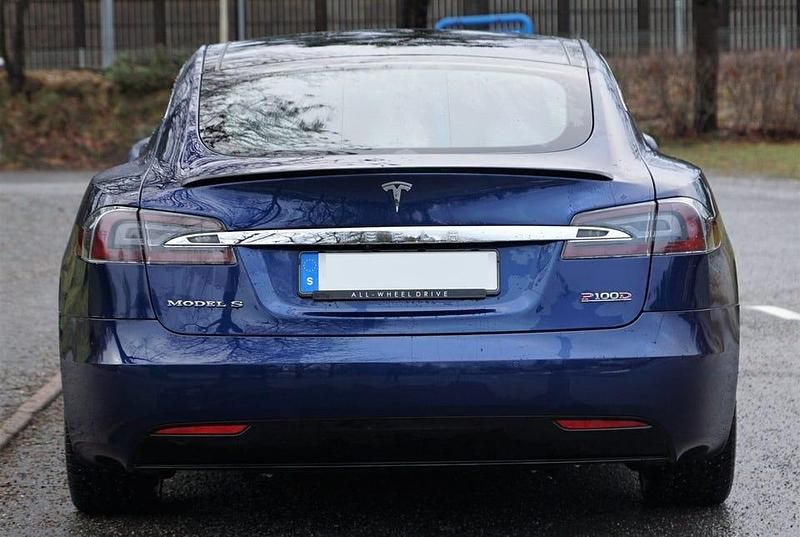 Begagnad Tesla Model S 567 kW (772 HK) 2017 Deep blue metallic | kräm premium läder Halvkombi