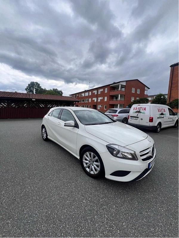 Vit Begagnad 2013 Mercedes A180 Style Halvkombi | 99 000 kr (Marknadspris) - Bild 1/4