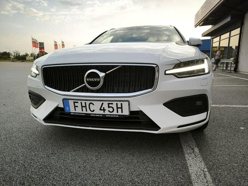 Vit Begagnad 2019 Volvo V60 Momentum Kombi | 265 000 kr (Bra pris) - Bild 1/4