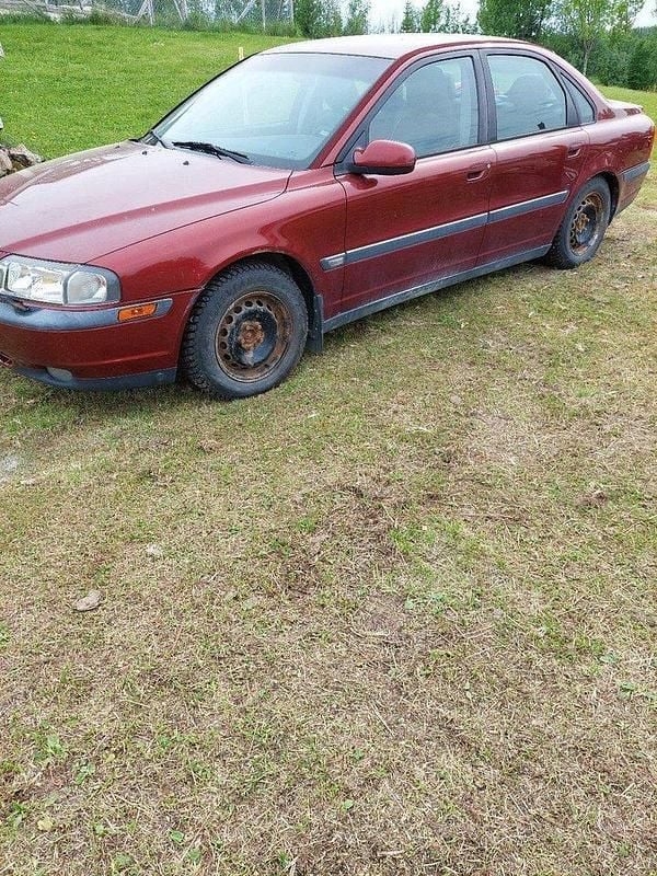 Röd Begagnad 2001 Volvo S80 Sedan | 12 000 kr (Superpris) - Bild 1/4
