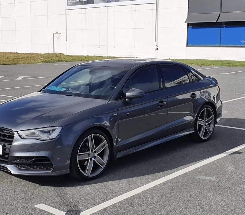 Grå Begagnad 2016 Audi A3 S-Line Sedan | 169 000 kr (Marknadspris) - Bild 1/4