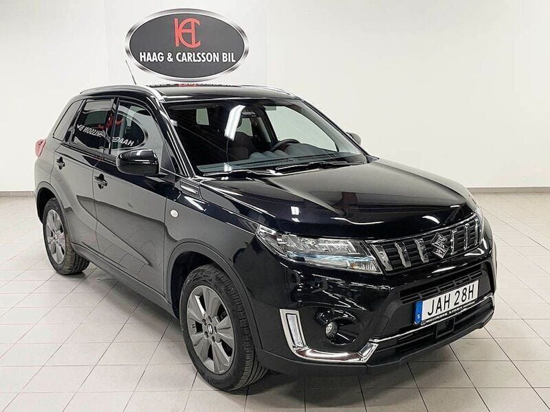 Svart Begagnad 2023 Suzuki Vitara SUV | 259 000 kr (Marknadspris) - Bild 1/4