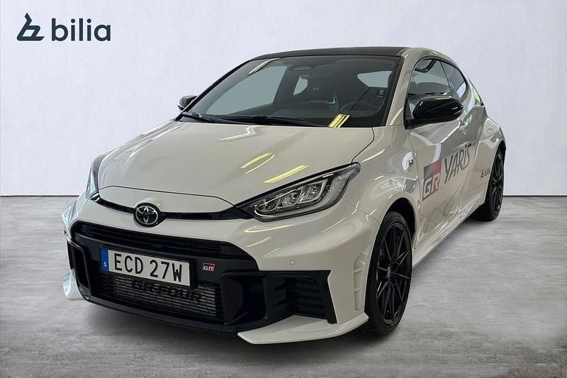 Vit Ny 2025 Toyota Yaris Halvkombi | 599 900 kr (Superpris) - Bild 1/4