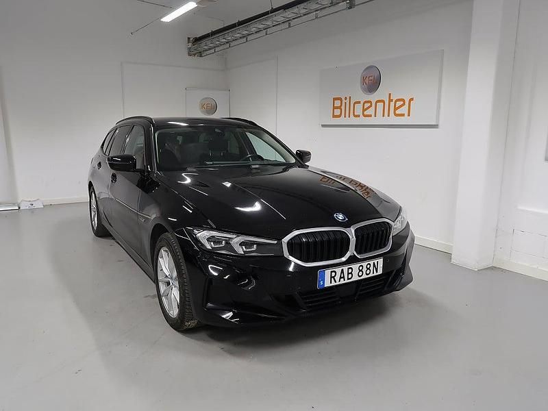 Svart Begagnad 2022 BMW 330e Kombi | 359 900 kr (Marknadspris) - Bild 1/3