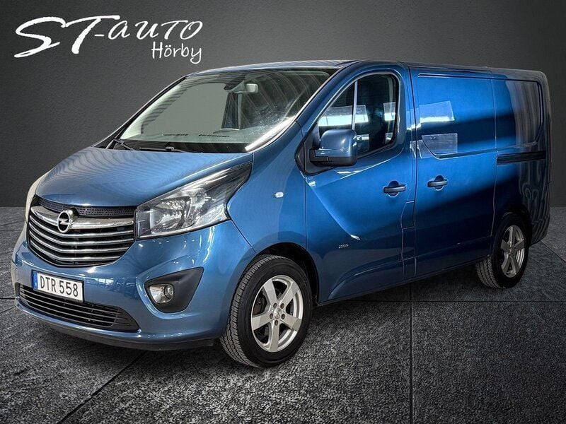 Blå (blå metallic) Begagnad 2015 Opel Vivaro Van | 109 900 kr (Marknadspris) - Bild 1/4