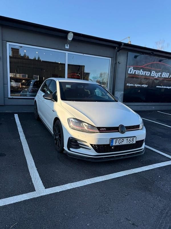Begagnad 2018 VW Golf VII GTI Halvkombi | 240 000 kr (Bra pris) - Bild 1/4