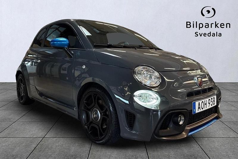 Grå Begagnad 2021 Abarth 595 Turismo Halvkombi | 199 990 kr (Marknadspris) - Bild 1/4
