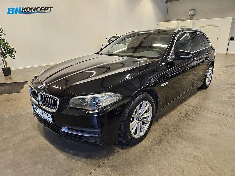 Svart metallic Begagnad 2016 BMW 520 Kombi | 149 900 kr (Marknadspris) - Bild 1/4