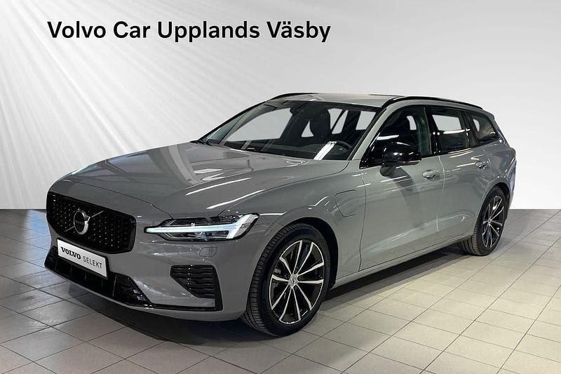 Grå Begagnad 2024 Volvo V60 Plus Kombi | 479 900 kr (Marknadspris) - Bild 1/3