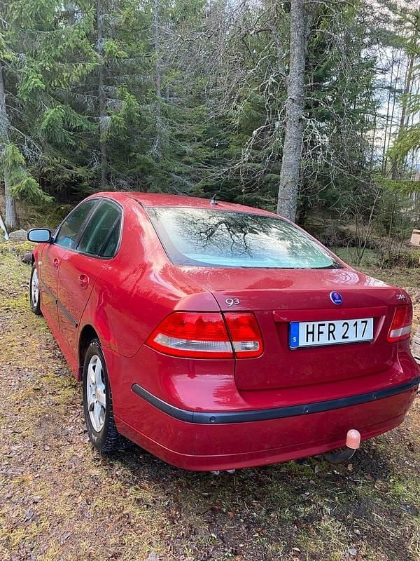 Mörkröd Begagnad 2007 Saab 9-3 Vector Sedan | 32 000 kr (Marknadspris) - Bild 1/4