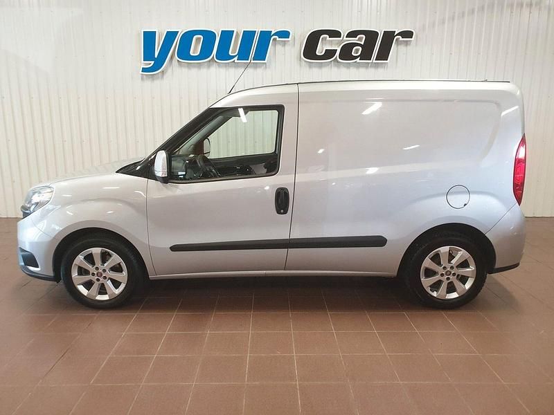 Grå (gråmetallic) Begagnad 2015 Fiat Doblò Minibuss | 123 748 kr - Bild 1/4