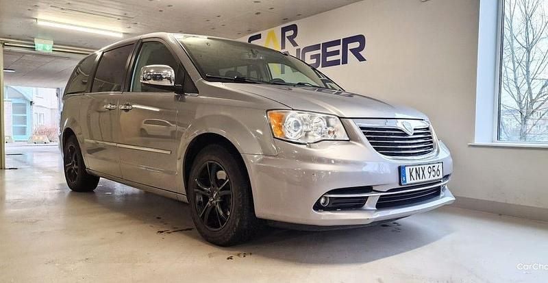 Grå Begagnad 2014 Lancia Voyager Minibuss | 149 900 kr (Marknadspris) - Bild 1/4