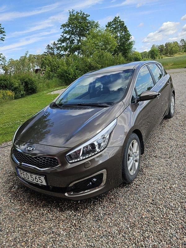 Brun Begagnad 2017 Kia Ceed Halvkombi | 109 000 kr (Bra pris) - Bild 1/4