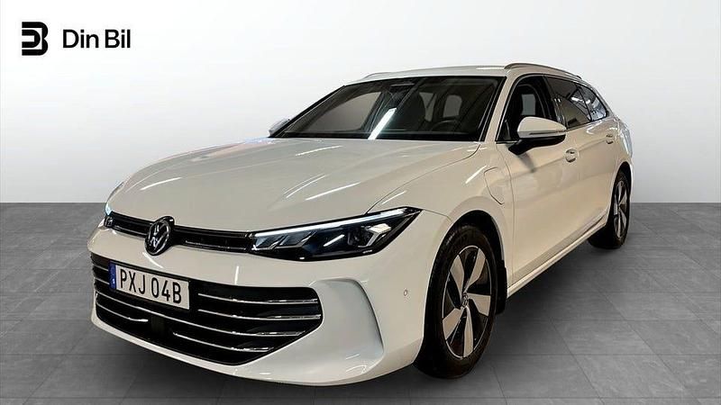 Vit (pure white) Begagnad 2024 VW Passat Business Kombi | 444 900 kr - Bild 1/4