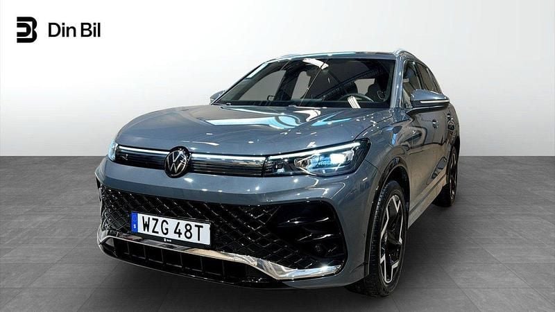 Mörkgrå Begagnad 2025 VW Tiguan R-line SUV | 499 900 kr (Lite dyr) - Bild 1/4
